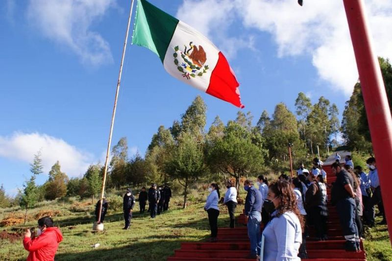 INICIAN LAS CELEBRACIONES DEL MES DE SEPTIEMBRE CON IZAMIENTO DE BANDERA