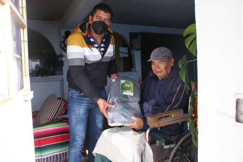 AUTORIDADES MUNICIPALES ENTREGAN OBSEQUIOS A ABUELITOS EN SU DIA.