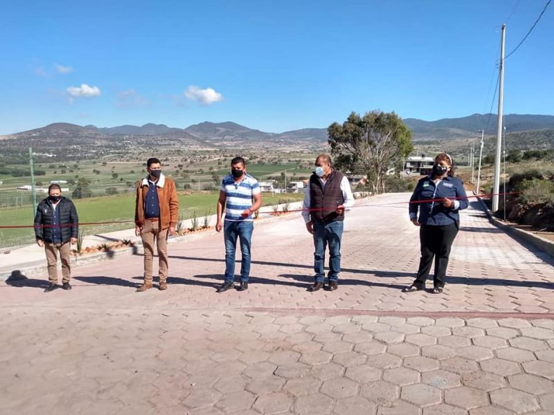 AUTORIDADES MUNICIPALES ENTREGAN OBRAS A CIUDADANOS DE LAZARO CARDENAS TLX.